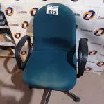 LOTE 573 -  01 CADEIRA DE ESCRITÓRIO COM BASE GIRATÓRIA NA COR VERDE. (NO ESTADO) ATENÇÃO! FAZER A VISITAÇÃO ANTES DE ARREMATAR, NÃO SABEMOS SE FUNCIONA. LEILÃO NÃO TEM GARANTIA E NEM DEVOLUÇÃO, SUJEITO A POSSÍVEIS AVARIAS VISÍVEIS/OCULTAS E/OU AUSÊNCIA DE COMPONENTES.