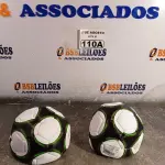 LOTE 110 - 02 BOLAS DE FUTEBOL. (NO ESTADO) ATENÇÃO! FAZER A VISITAÇÃO ANTES DE ARREMATAR, NÃO SABEMOS SE FUNCIONA. LEILÃO NÃO TEM GARANTIA E NEM DEVOLUÇÃO, SUJEITO A POSSÍVEIS AVARIAS VISÍVEIS/OCULTAS E/OU AUSÊNCIA DE COMPONENTES.