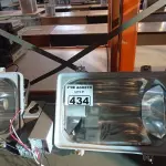 LOTE 434 - 02 LUMINÁRIAS DE PÁTIO COM 02 REATORES DE USO EXTERNO PARA LÂMPADA VAPOR METÁLICO 150W. (NO ESTADO) ATENÇÃO! FAZER A VISITAÇÃO ANTES DE ARREMATAR, NÃO SABEMOS SE FUNCIONA. LEILÃO NÃO TEM GARANTIA E NEM DEVOLUÇÃO, SUJEITO A POSSÍVEIS AVARIAS VISÍVEIS/OCULTAS E/OU AUSÊNCIA DE COMPONENTES).