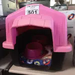 LOTE 501 - 01 CASINHA PARA PET COM COLCHÃO, 01 COMEDOURO, 01 BEBEDOURO E 01 KIT DE BRINQUEDOS. (NOVO) (NO ESTADO) ATENÇÃO! FAZER A VISITAÇÃO ANTES DE ARREMATAR, NÃO SABEMOS SE FUNCIONA. LEILÃO NÃO TEM GARANTIA E NEM DEVOLUÇÃO, SUJEITO A POSSÍVEIS AVARIAS VISÍVEIS/OCULTAS E/OU AUSÊNCIA DE COMPONENTES).