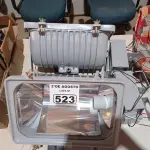 LOTE 523 - 02 LUMINÁRIAS DE PÁTIO COM 02 REATORES DE USO EXTERNO PARA LÂMPADA VAPOR METÁLICO 150W. (NO ESTADO) ATENÇÃO! FAZER A VISITAÇÃO ANTES DE ARREMATAR, NÃO SABEMOS SE FUNCIONA. LEILÃO NÃO TEM GARANTIA E NEM DEVOLUÇÃO, SUJEITO A POSSÍVEIS AVARIAS VISÍVEIS/OCULTAS E/OU AUSÊNCIA DE COMPONENTES).