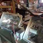 LOTE 434 - 02 LUMINÁRIAS DE PÁTIO COM 02 REATORES DE USO EXTERNO PARA LÂMPADA VAPOR METÁLICO 150W. (NO ESTADO) ATENÇÃO! FAZER A VISITAÇÃO ANTES DE ARREMATAR, NÃO SABEMOS SE FUNCIONA. LEILÃO NÃO TEM GARANTIA E NEM DEVOLUÇÃO, SUJEITO A POSSÍVEIS AVARIAS VISÍVEIS/OCULTAS E/OU AUSÊNCIA DE COMPONENTES).