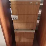 LOTE 630 - 02 GAVETEIROS EM MADEIRA COM 03 GAVETAS. (NO ESTADO) ATENÇÃO! FAZER A VISITAÇÃO ANTES DE ARREMATAR, NÃO SABEMOS SE FUNCIONA. LEILÃO NÃO TEM GARANTIA E NEM DEVOLUÇÃO, SUJEITO A POSSÍVEIS AVARIAS VISÍVEIS/OCULTAS E/OU AUSÊNCIA DE COMPONENTES.