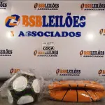 LOTE 050 - 01 BOLA DE BASQUETE E 01 BOLA DE FUTEBOL. (NO ESTADO) ATENÇÃO! FAZER A VISITAÇÃO ANTES DE ARREMATAR, NÃO SABEMOS SE FUNCIONA. LEILÃO NÃO TEM GARANTIA E NEM DEVOLUÇÃO, SUJEITO A POSSÍVEIS AVARIAS VISÍVEIS/OCULTAS E/OU AUSÊNCIA DE COMPONENTES.