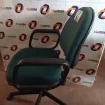 LOTE 581 -  01 CADEIRA DE ESCRITÓRIO COM BASE GIRATÓRIA NA COR VERDE. (NO ESTADO) ATENÇÃO! FAZER A VISITAÇÃO ANTES DE ARREMATAR, NÃO SABEMOS SE FUNCIONA. LEILÃO NÃO TEM GARANTIA E NEM DEVOLUÇÃO, SUJEITO A POSSÍVEIS AVARIAS VISÍVEIS/OCULTAS E/OU AUSÊNCIA DE COMPONENTES.