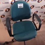 LOTE 591 -  01 CADEIRA DE ESCRITÓRIO COM BASE GIRATÓRIA NA COR VERDE. (NO ESTADO) ATENÇÃO! FAZER A VISITAÇÃO ANTES DE ARREMATAR, NÃO SABEMOS SE FUNCIONA. LEILÃO NÃO TEM GARANTIA E NEM DEVOLUÇÃO, SUJEITO A POSSÍVEIS AVARIAS VISÍVEIS/OCULTAS E/OU AUSÊNCIA DE COMPONENTES.