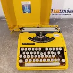 LOTE 549 - 01 MÁQUINA DE ESCREVER MARCA OLIVETTI. (NO ESTADO) ATENÇÃO! FAZER A VISITAÇÃO ANTES DE ARREMATAR, NÃO SABEMOS SE FUNCIONA. LEILÃO NÃO TEM GARANTIA E NEM DEVOLUÇÃO, SUJEITO A POSSÍVEIS AVARIAS VISÍVEIS/OCULTAS E/OU AUSÊNCIA DE COMPONENTES.
