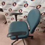 LOTE 610 -  01 CADEIRA DE ESCRITÓRIO COM BASE GIRATÓRIA NA COR VERDE. (NO ESTADO) ATENÇÃO! FAZER A VISITAÇÃO ANTES DE ARREMATAR, NÃO SABEMOS SE FUNCIONA. LEILÃO NÃO TEM GARANTIA E NEM DEVOLUÇÃO, SUJEITO A POSSÍVEIS AVARIAS VISÍVEIS/OCULTAS E/OU AUSÊNCIA DE COMPONENTES.