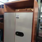 LOTE 626 - 01 ARMÁRIO EM MADEIRA COM 02 PORTAS 01 PRATELEIRA E NICHOS INTERNOS. (NO ESTADO) ATENÇÃO! FAZER A VISITAÇÃO ANTES DE ARREMATAR, NÃO SABEMOS SE FUNCIONA. LEILÃO NÃO TEM GARANTIA E NEM DEVOLUÇÃO, SUJEITO A POSSÍVEIS AVARIAS VISÍVEIS/OCULTAS E/OU AUSÊNCIA DE COMPONENTES.