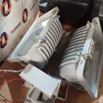 LOTE 515 - 02 LUMINÁRIAS DE PÁTIO COM 02 REATORES DE USO EXTERNO PARA LÂMPADA VAPOR METÁLICO 150W. (NO ESTADO) ATENÇÃO! FAZER A VISITAÇÃO ANTES DE ARREMATAR, NÃO SABEMOS SE FUNCIONA. LEILÃO NÃO TEM GARANTIA E NEM DEVOLUÇÃO, SUJEITO A POSSÍVEIS AVARIAS VISÍVEIS/OCULTAS E/OU AUSÊNCIA DE COMPONENTES).