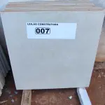 LOTE 007 - 26 PÇS DE PORCELANATO 60CM X 60CM DIVERSOS APROXIMADAMENTE 9,36M² (NO ESTADO)
