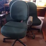 LOTE 660 - 03 CADEIRAS DE ESCRITÓRIO COM BASES GIRATÓRIAS NA COR VERDE. (NO ESTADO) ATENÇÃO! FAZER A VISITAÇÃO ANTES DE ARREMATAR, NÃO SABEMOS SE FUNCIONA. LEILÃO NÃO TEM GARANTIA E NEM DEVOLUÇÃO, SUJEITO A POSSÍVEIS AVARIAS VISÍVEIS/OCULTAS E/OU AUSÊNCIA DE COMPONENTES.