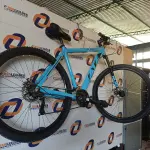 LOTE 160 - 01 BICICLETA ARO 29, COR AZUL, NANO 24V SKY TRAZ 24 MARCHAS COM SISTEMA CASSETE MICROSHIFT E FREIOS HIDRÁULICOS. QUADRO SKY EM ALUMÍNIO 6061 NANO; SUSPENSÃO HEILAND AHEADSET 100MM;ALAVANCA MICROSHIFT  3 X 8 VELOCIDADES; PEDIVELA SHIFT TECH 42/32/22; MOVIMENTO CENTRAL ROLAMENTADO; CÂMBIO DIANTEIRO MICROSHIFT 3V  7/8 X 3V 42/32/22 ;CAMBIO TRASEIRO MICROSHIFT 8V COM CAGE LONGO RDM26L;(NOVA) (NO ESTADO)