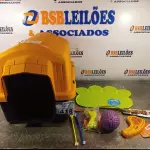 LOTE 418 - 01 CASINHA PARA PET, 01 TAPETE E 01 KIT CONTENDO COLEIRA ESCOVA E BRINQUEDOS. (NOVO) (NO ESTADO) ATENÇÃO! FAZER A VISITAÇÃO ANTES DE ARREMATAR, NÃO SABEMOS SE FUNCIONA. LEILÃO NÃO TEM GARANTIA E NEM DEVOLUÇÃO, SUJEITO A POSSÍVEIS AVARIAS VISÍVEIS/OCULTAS E/OU AUSÊNCIA DE COMPONENTES.