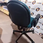 LOTE 580 -  01 CADEIRA DE ESCRITÓRIO COM BASE GIRATÓRIA NA COR VERDE. (NO ESTADO) ATENÇÃO! FAZER A VISITAÇÃO ANTES DE ARREMATAR, NÃO SABEMOS SE FUNCIONA. LEILÃO NÃO TEM GARANTIA E NEM DEVOLUÇÃO, SUJEITO A POSSÍVEIS AVARIAS VISÍVEIS/OCULTAS E/OU AUSÊNCIA DE COMPONENTES.