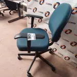 LOTE 606 -  01 CADEIRA DE ESCRITÓRIO COM BASE GIRATÓRIA NA COR VERDE. (NO ESTADO) ATENÇÃO! FAZER A VISITAÇÃO ANTES DE ARREMATAR, NÃO SABEMOS SE FUNCIONA. LEILÃO NÃO TEM GARANTIA E NEM DEVOLUÇÃO, SUJEITO A POSSÍVEIS AVARIAS VISÍVEIS/OCULTAS E/OU AUSÊNCIA DE COMPONENTES.