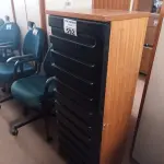 LOTE 592 - 01 ARMÁRIO EM MADEIRA. (NO ESTADO) ATENÇÃO! FAZER A VISITAÇÃO ANTES DE ARREMATAR, NÃO SABEMOS SE FUNCIONA. LEILÃO NÃO TEM GARANTIA E NEM DEVOLUÇÃO, SUJEITO A POSSÍVEIS AVARIAS VISÍVEIS/OCULTAS E/OU AUSÊNCIA DE COMPONENTES.