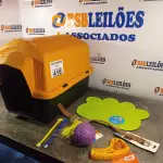 LOTE 418 - 01 CASINHA PARA PET, 01 TAPETE E 01 KIT CONTENDO COLEIRA ESCOVA E BRINQUEDOS. (NOVO) (NO ESTADO) ATENÇÃO! FAZER A VISITAÇÃO ANTES DE ARREMATAR, NÃO SABEMOS SE FUNCIONA. LEILÃO NÃO TEM GARANTIA E NEM DEVOLUÇÃO, SUJEITO A POSSÍVEIS AVARIAS VISÍVEIS/OCULTAS E/OU AUSÊNCIA DE COMPONENTES.