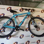 LOTE 160 - 01 BICICLETA ARO 29, COR AZUL, NANO 24V SKY TRAZ 24 MARCHAS COM SISTEMA CASSETE MICROSHIFT E FREIOS HIDRÁULICOS. QUADRO SKY EM ALUMÍNIO 6061 NANO; SUSPENSÃO HEILAND AHEADSET 100MM;ALAVANCA MICROSHIFT  3 X 8 VELOCIDADES; PEDIVELA SHIFT TECH 42/32/22; MOVIMENTO CENTRAL ROLAMENTADO; CÂMBIO DIANTEIRO MICROSHIFT 3V  7/8 X 3V 42/32/22 ;CAMBIO TRASEIRO MICROSHIFT 8V COM CAGE LONGO RDM26L;(NOVA) (NO ESTADO)