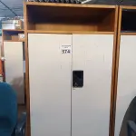 LOTE 574 - 01 ARMÁRIO EM MADEIRA COM 02 PORTAS E 01 PRATELEIRA. (NO ESTADO) ATENÇÃO! FAZER A VISITAÇÃO ANTES DE ARREMATAR, NÃO SABEMOS SE FUNCIONA. LEILÃO NÃO TEM GARANTIA E NEM DEVOLUÇÃO, SUJEITO A POSSÍVEIS AVARIAS VISÍVEIS/OCULTAS E/OU AUSÊNCIA DE COMPONENTES.