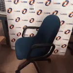 LOTE 599 -  01 CADEIRA DE ESCRITÓRIO COM BASE GIRATÓRIA NA COR VERDE. (NO ESTADO) ATENÇÃO! FAZER A VISITAÇÃO ANTES DE ARREMATAR, NÃO SABEMOS SE FUNCIONA. LEILÃO NÃO TEM GARANTIA E NEM DEVOLUÇÃO, SUJEITO A POSSÍVEIS AVARIAS VISÍVEIS/OCULTAS E/OU AUSÊNCIA DE COMPONENTES.