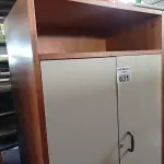 LOTE 631 - 01 ARMÁRIO EM MADEIRA COM 02 PORTAS. (NO ESTADO) ATENÇÃO! FAZER A VISITAÇÃO ANTES DE ARREMATAR, NÃO SABEMOS SE FUNCIONA. LEILÃO NÃO TEM GARANTIA E NEM DEVOLUÇÃO, SUJEITO A POSSÍVEIS AVARIAS VISÍVEIS/OCULTAS E/OU AUSÊNCIA DE COMPONENTES.