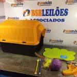 LOTE 418 - 01 CASINHA PARA PET, 01 TAPETE E 01 KIT CONTENDO COLEIRA ESCOVA E BRINQUEDOS. (NOVO) (NO ESTADO) ATENÇÃO! FAZER A VISITAÇÃO ANTES DE ARREMATAR, NÃO SABEMOS SE FUNCIONA. LEILÃO NÃO TEM GARANTIA E NEM DEVOLUÇÃO, SUJEITO A POSSÍVEIS AVARIAS VISÍVEIS/OCULTAS E/OU AUSÊNCIA DE COMPONENTES.