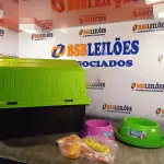 LOTE 471 - 01 CASINHA PARA PET, 02 COMEDOUROS E 01 KIT DE BRINQUEDOS. (NOVO) (NO ESTADO) ATENÇÃO! FAZER A VISITAÇÃO ANTES DE ARREMATAR, NÃO SABEMOS SE FUNCIONA. LEILÃO NÃO TEM GARANTIA E NEM DEVOLUÇÃO, SUJEITO A POSSÍVEIS AVARIAS VISÍVEIS/OCULTAS E/OU AUSÊNCIA DE COMPONENTES.
