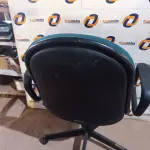 LOTE 573 -  01 CADEIRA DE ESCRITÓRIO COM BASE GIRATÓRIA NA COR VERDE. (NO ESTADO) ATENÇÃO! FAZER A VISITAÇÃO ANTES DE ARREMATAR, NÃO SABEMOS SE FUNCIONA. LEILÃO NÃO TEM GARANTIA E NEM DEVOLUÇÃO, SUJEITO A POSSÍVEIS AVARIAS VISÍVEIS/OCULTAS E/OU AUSÊNCIA DE COMPONENTES.