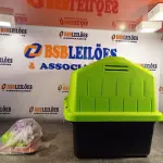 LOTE 637 - 01 CASINHA PARA PET COM COLCHÃO E 01 KIT DE BRINQUEDOS. (NO ESTADO) ATENÇÃO! FAZER A VISITAÇÃO ANTES DE ARREMATAR, NÃO SABEMOS SE FUNCIONA. LEILÃO NÃO TEM GARANTIA E NEM DEVOLUÇÃO, SUJEITO A POSSÍVEIS AVARIAS VISÍVEIS/OCULTAS E/OU AUSÊNCIA DE COMPONENTES.
