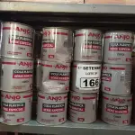 LOTE 166 - 01 LOTE COM VÁRIAS LATAS DE COLA PLÁSTICA ANJO. (NO ESTADO) ATENÇÃO! FAZER A VISITAÇÃO ANTES DE ARREMATAR, NÃO SABEMOS SE FUNCIONA. LEILÃO NÃO TEM GARANTIA E NEM DEVOLUÇÃO, SUJEITO A POSSÍVEIS AVARIAS VISÍVEIS/OCULTAS E/OU AUSÊNCIA DE COMPONENTES.