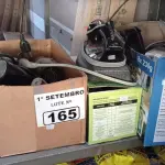 LOTE 165 - 02 FERROS DE PASSAR ROUPAS, VÁRIAS RÉGUAS ELÉTRICAS E SECADORES DE CABELO MARCAS E MODELOS DIVERSOS. (NO ESTADO) ATENÇÃO! FAZER A VISITAÇÃO ANTES DE ARREMATAR, NÃO SABEMOS SE FUNCIONA. LEILÃO NÃO TEM GARANTIA E NEM DEVOLUÇÃO, SUJEITO A POSSÍVEIS AVARIAS VISÍVEIS/OCULTAS E/OU AUSÊNCIA DE COMPONENTES.