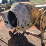 LOTE 075 - 01 BITONEIRA 400 LITROS COM MOTOR A DIESEL (NO ESTADO)