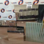LOTE 228 - 03 ESPELHOS E 04 RECORTES DE VIDRO DE TAMANHOS DIVERSOS. (NO ESTADO) ATENÇÃO! FAZER A VISITAÇÃO ANTES DE ARREMATAR, NÃO SABEMOS SE FUNCIONA. LEILÃO NÃO TEM GARANTIA E NEM DEVOLUÇÃO, SUJEITO A POSSÍVEIS AVARIAS VISÍVEIS/OCULTAS E/OU AUSÊNCIA DE COMPONENTES.