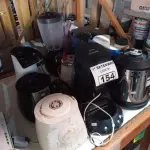 LOTE 154 - 03 GARRAFAS TÉRMICA, 04 BASES DE LIQUIDIFICADOR, 01 PIPOQUEIRA, 01 CAFETEIRA E 01 LIQUIDIFICADOR MARCAS E MODELOS DIVERSOS COM AVARIAS. (NO ESTADO) ATENÇÃO! FAZER A VISITAÇÃO ANTES DE ARREMATAR, NÃO SABEMOS SE FUNCIONA. LEILÃO NÃO TEM GARANTIA E NEM DEVOLUÇÃO, SUJEITO A POSSÍVEIS AVARIAS VISÍVEIS/OCULTAS E/OU AUSÊNCIA DE COMPONENTES.
