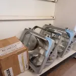 LOTE 235 - 02 LUMINÁRIAS DE PÁTIO E 04 REATORES PARA LÂMPADA VAPOR METÁLICO 150W. (NO ESTADO) ATENÇÃO! FAZER A VISITAÇÃO ANTES DE ARREMATAR, NÃO SABEMOS SE FUNCIONA. LEILÃO NÃO TEM GARANTIA E NEM DEVOLUÇÃO, SUJEITO A POSSÍVEIS AVARIAS VISÍVEIS/OCULTAS E/OU AUSÊNCIA DE COMPONENTES.
