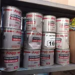 LOTE 166 - 01 LOTE COM VÁRIAS LATAS DE COLA PLÁSTICA ANJO. (NO ESTADO) ATENÇÃO! FAZER A VISITAÇÃO ANTES DE ARREMATAR, NÃO SABEMOS SE FUNCIONA. LEILÃO NÃO TEM GARANTIA E NEM DEVOLUÇÃO, SUJEITO A POSSÍVEIS AVARIAS VISÍVEIS/OCULTAS E/OU AUSÊNCIA DE COMPONENTES.