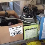 LOTE 165 - 02 FERROS DE PASSAR ROUPAS, VÁRIAS RÉGUAS ELÉTRICAS E SECADORES DE CABELO MARCAS E MODELOS DIVERSOS. (NO ESTADO) ATENÇÃO! FAZER A VISITAÇÃO ANTES DE ARREMATAR, NÃO SABEMOS SE FUNCIONA. LEILÃO NÃO TEM GARANTIA E NEM DEVOLUÇÃO, SUJEITO A POSSÍVEIS AVARIAS VISÍVEIS/OCULTAS E/OU AUSÊNCIA DE COMPONENTES.