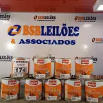 LOTE 174 - 09 LATAS DE ESMALTE SINTÉTICO IQUINE 900ML SENDO 04 NA COR VERMELHO VINHO, 03 MARROM CONHAQUE, 01 AZUL CELESTE E 01 AZUL DEL REY. (NO ESTADO) ATENÇÃO! FAZER A VISITAÇÃO ANTES DE ARREMATAR, NÃO SABEMOS SE FUNCIONA. LEILÃO NÃO TEM GARANTIA E NEM DEVOLUÇÃO, SUJEITO A POSSÍVEIS AVARIAS VISÍVEIS/OCULTAS E/OU AUSÊNCIA DE COMPONENTES.