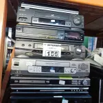 LOTE 156 - 05 VIDEOCASSETE E 03 APARELHOS DE DVD MARCAS E MODELOS DIVERSOS. (NO ESTADO) ATENÇÃO! FAZER A VISITAÇÃO ANTES DE ARREMATAR, NÃO SABEMOS SE FUNCIONA. LEILÃO NÃO TEM GARANTIA E NEM DEVOLUÇÃO, SUJEITO A POSSÍVEIS AVARIAS VISÍVEIS/OCULTAS E/OU AUSÊNCIA DE COMPONENTES.