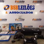 LOTE 033 - 01 PS3 COM 02 CONTROLES, 01 JOGO PS3 FIFA-12, VÁRIOS CDS BLU-RAY. (NO ESTADO) ATENÇÃO! FAZER A VISITAÇÃO ANTES DE ARREMATAR, NÃO SABEMOS SE FUNCIONA. LEILÃO NÃO TEM GARANTIA E NEM DEVOLUÇÃO, SUJEITO A POSSÍVEIS AVARIAS VISÍVEIS/OCULTAS E/OU AUSÊNCIA DE COMPONENTES.
