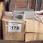 LOTE 178 - 05 CAIXAS COM REATORES PARA LÂMPADAS DE VAPOR METÁLICO. (NO ESTADO) ATENÇÃO! FAZER A VISITAÇÃO ANTES DE ARREMATAR, NÃO SABEMOS SE FUNCIONA. LEILÃO NÃO TEM GARANTIA E NEM DEVOLUÇÃO, SUJEITO A POSSÍVEIS AVARIAS VISÍVEIS/OCULTAS E/OU AUSÊNCIA DE COMPONENTES.