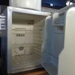 LOTE 203 - 01 CENTRIFUGA E 01 FRIGOBAR MARCA ETERNY 220V. (NO ESTADO) ATENÇÃO! FAZER A VISITAÇÃO ANTES DE ARREMATAR, NÃO SABEMOS SE FUNCIONA. LEILÃO NÃO TEM GARANTIA E NEM DEVOLUÇÃO, SUJEITO A POSSÍVEIS AVARIAS VISÍVEIS/OCULTAS E/OU AUSÊNCIA DE COMPONENTES.