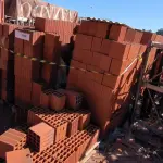 LOTE 103 - 01 LOTE COM TIJOLOS DE BARRO PARA CONSTRUÇAO(NO ESTADO)