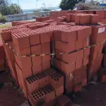 LOTE 103 - 01 LOTE COM TIJOLOS DE BARRO PARA CONSTRUÇAO(NO ESTADO)