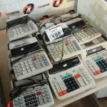 LOTE 198 - 01 LOTE COM VÁRIAS CALCULADORAS MARCAS E MODELOS DIVERSOS. (NO ESTADO) ATENÇÃO! FAZER A VISITAÇÃO ANTES DE ARREMATAR, NÃO SABEMOS SE FUNCIONA. LEILÃO NÃO TEM GARANTIA E NEM DEVOLUÇÃO, SUJEITO A POSSÍVEIS AVARIAS VISÍVEIS/OCULTAS E/OU AUSÊNCIA DE COMPONENTES.