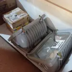 LOTE 226 - 02 LUMINÁRIAS DE PÁTIO E 04 REATORES PARA LÂMPADA VAPOR METÁLICO 150W. (NO ESTADO) ATENÇÃO! FAZER A VISITAÇÃO ANTES DE ARREMATAR, NÃO SABEMOS SE FUNCIONA. LEILÃO NÃO TEM GARANTIA E NEM DEVOLUÇÃO, SUJEITO A POSSÍVEIS AVARIAS VISÍVEIS/OCULTAS E/OU AUSÊNCIA DE COMPONENTES.