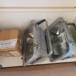 LOTE 235 - 02 LUMINÁRIAS DE PÁTIO E 04 REATORES PARA LÂMPADA VAPOR METÁLICO 150W. (NO ESTADO) ATENÇÃO! FAZER A VISITAÇÃO ANTES DE ARREMATAR, NÃO SABEMOS SE FUNCIONA. LEILÃO NÃO TEM GARANTIA E NEM DEVOLUÇÃO, SUJEITO A POSSÍVEIS AVARIAS VISÍVEIS/OCULTAS E/OU AUSÊNCIA DE COMPONENTES.