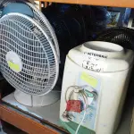 LOTE 128 - 01 BEBEDOURO PARA GARRAFÃO E 03 VENTILADORES MARCAS E MODELOS DIVERSOS. (NO ESTADO) ATENÇÃO! FAZER A VISITAÇÃO ANTES DE ARREMATAR, NÃO SABEMOS SE FUNCIONA. LEILÃO NÃO TEM GARANTIA E NEM DEVOLUÇÃO, SUJEITO A POSSÍVEIS AVARIAS VISÍVEIS/OCULTAS E/OU AUSÊNCIA DE COMPONENTES.