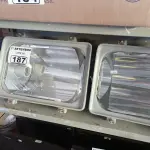 LOTE 187 - 02 LUMINÁRIAS DE PÁTIO E 02 REATORES PARA LÂMPADA VAPOR METÁLICO 150W. (NO ESTADO) ATENÇÃO! FAZER A VISITAÇÃO ANTES DE ARREMATAR, NÃO SABEMOS SE FUNCIONA. LEILÃO NÃO TEM GARANTIA E NEM DEVOLUÇÃO, SUJEITO A POSSÍVEIS AVARIAS VISÍVEIS/OCULTAS E/OU AUSÊNCIA DE COMPONENTES.